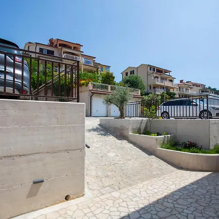 2 Bedroom Beautiful In Lejlighed Rabac