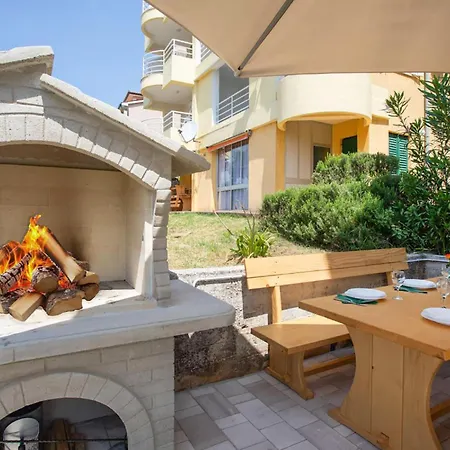 2 Bedroom Beautiful In Lejlighed Rabac