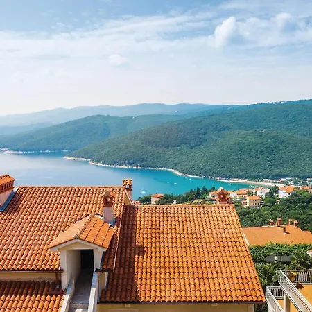 2 Bedroom Beautiful In Appartamento