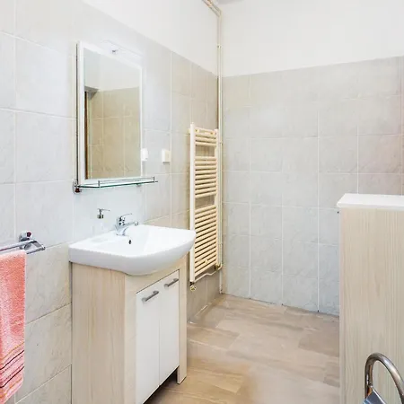 2 Bedroom Cozy In Apartment