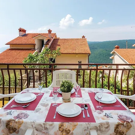 2 Bedroom Beautiful In Appartamento